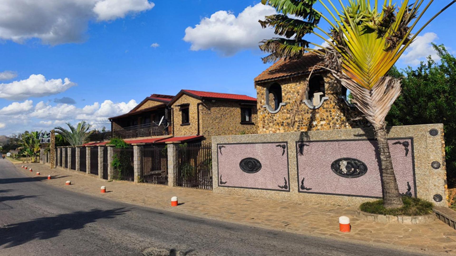 Hotel Restaurant Le Miamiam Glouglou Ambositra Esterno foto